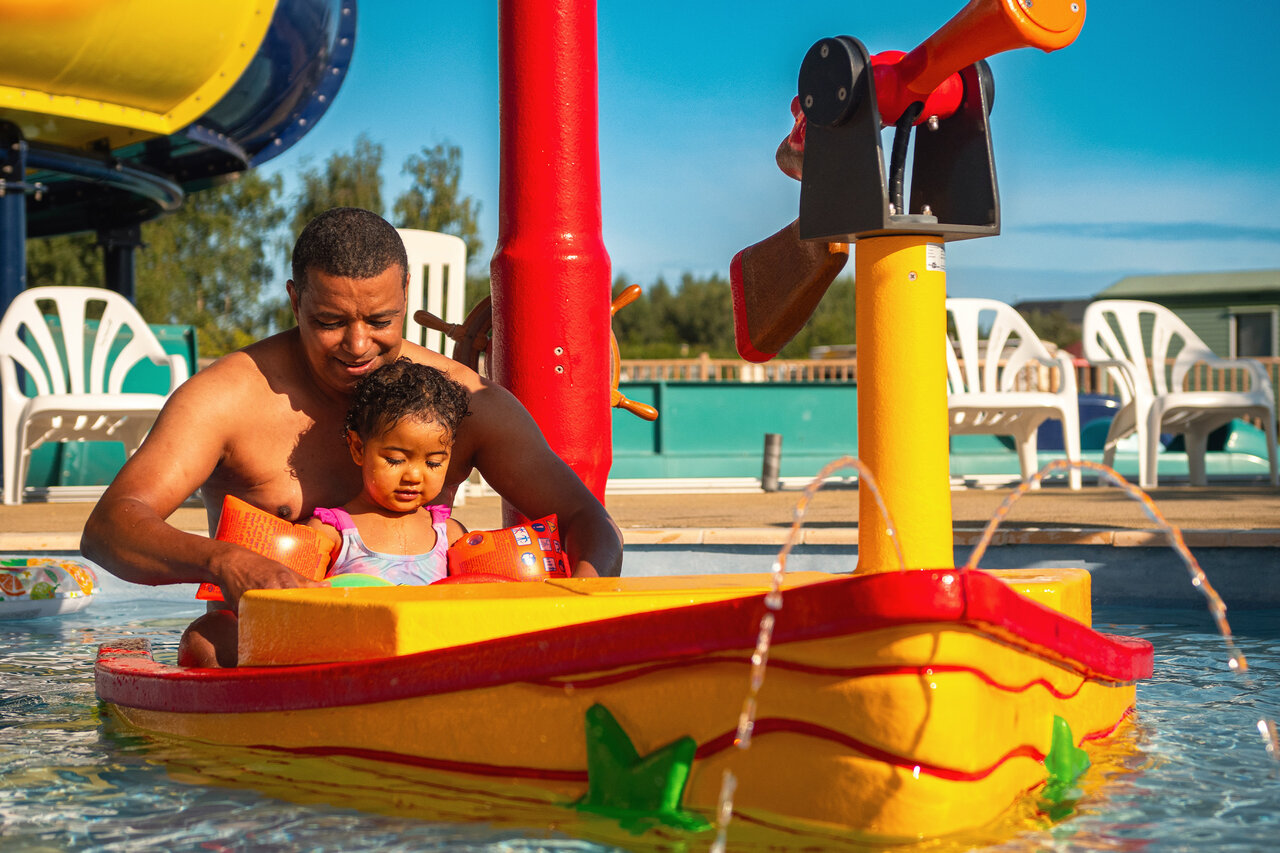 Piscina l�dica infantil del camping CAPFUN Pachy en FOSSES LA VILLE.