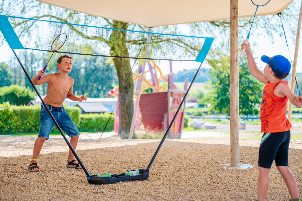 B�dminton ni�os en cancha de grava en camping CAPFUN Pachy en FOSSES LA VILLE.
