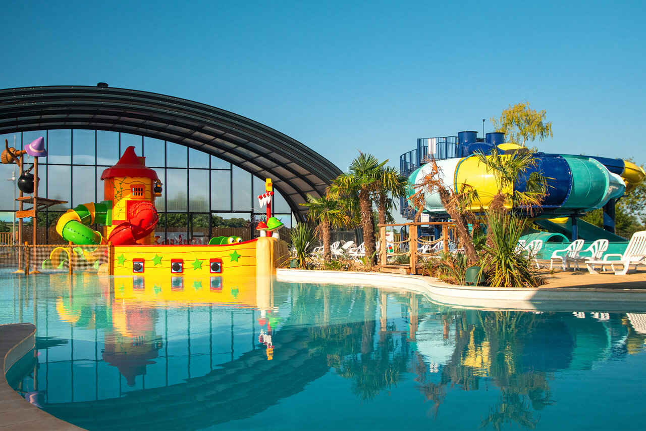 Piscina con barco pirata y toboganes en el camping CAPFUN Pachy en FOSSES LA VILLE.