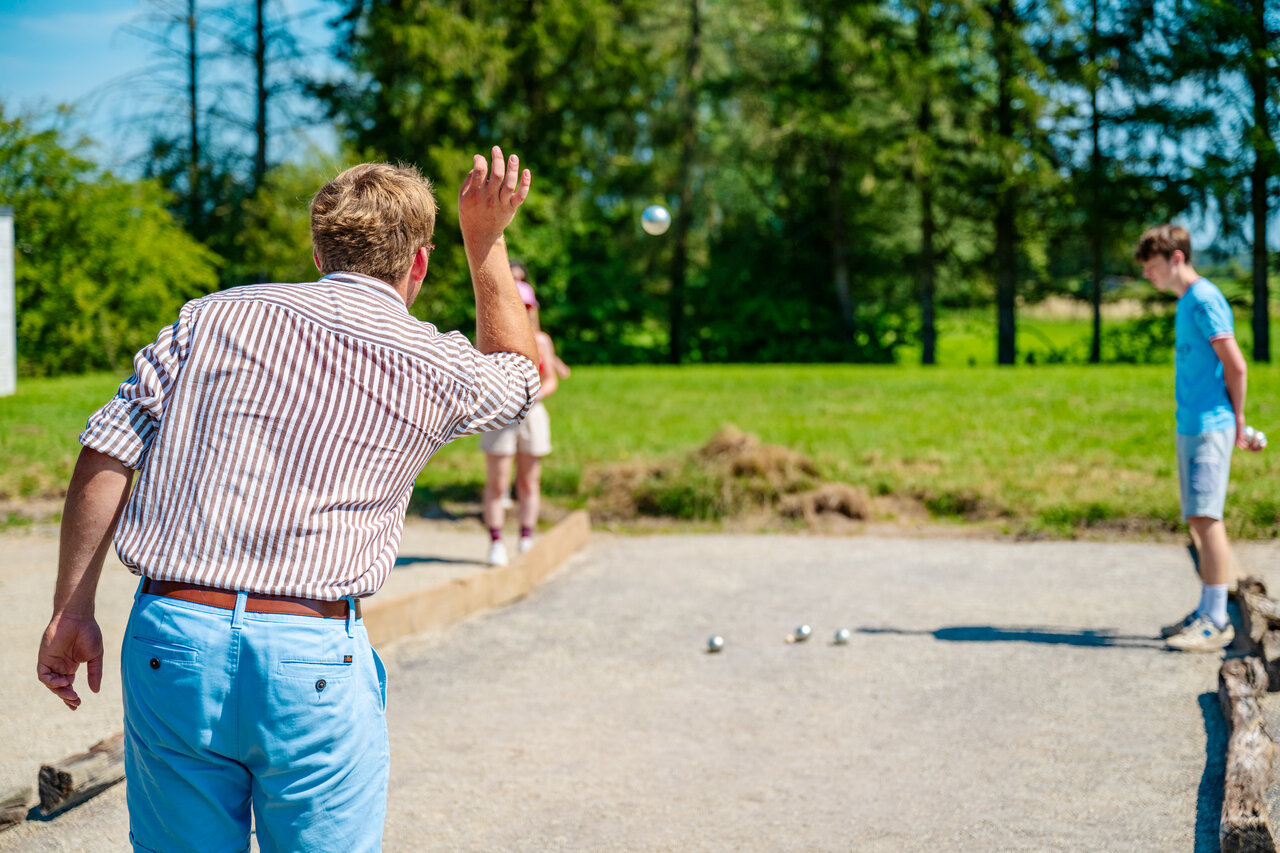 Jugadores de petanca en la cancha dedicada del camping CAPFUN Pachy en FOSSES LA VILLE.