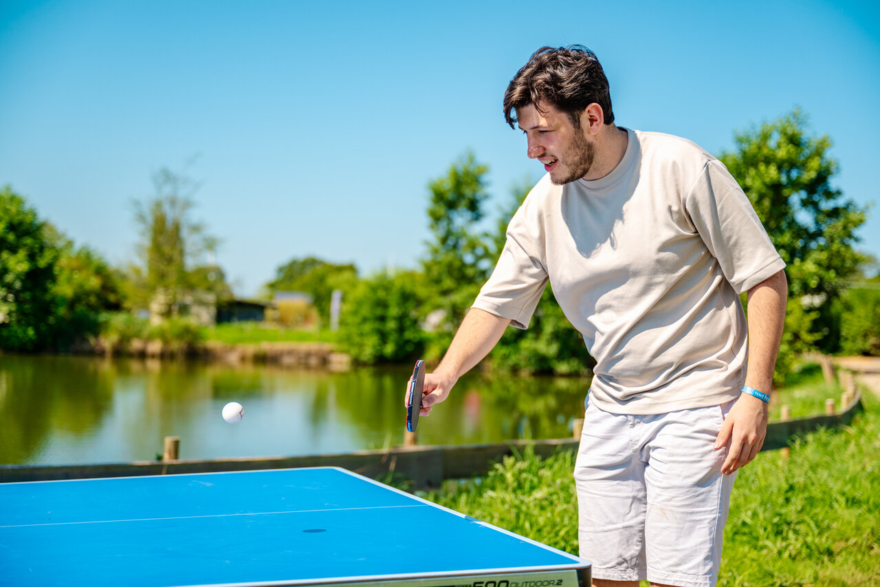Joven jugando tenis de mesa en el camping CAPFUN Pachy en FOSSES LA VILLE.