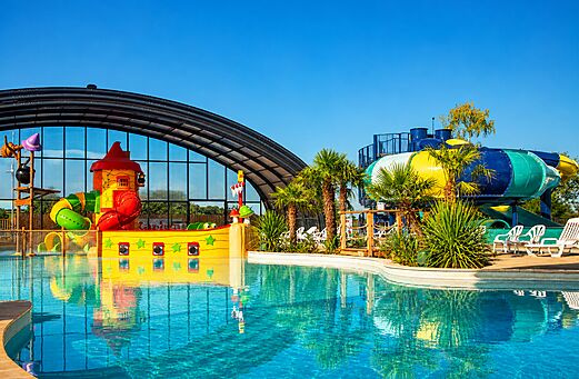 Piscina exterior, toboganes y juegos acuáticos en CAPFUN Pachy, FOSSES LA VILLE.