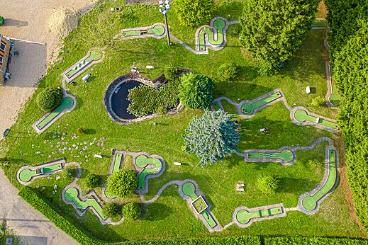 Minigolf y estanque, vista aérea en el camping CAPFUN Pachy en FOSSES LA VILLE.