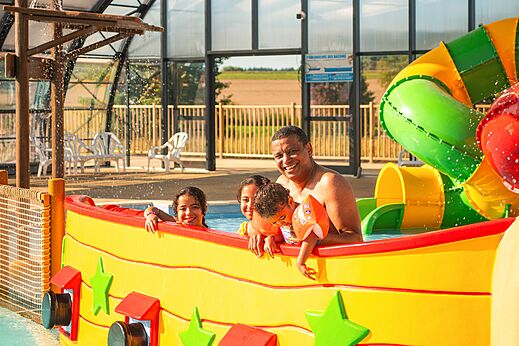 Toboganes y piscina infantil en el camping CAPFUN Pachy en FOSSES LA VILLE.