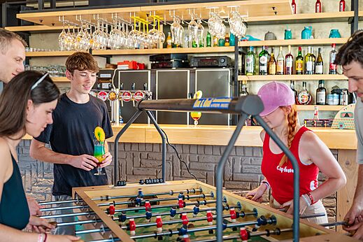 Partido de futbolín y bar acogedor en el camping CAPFUN Pachy en FOSSES LA VILLE.
