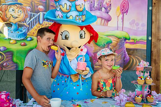Niños y mascota en animación temática de dulces en camping CAPFUN Pachy en FOSSES LA VILLE.