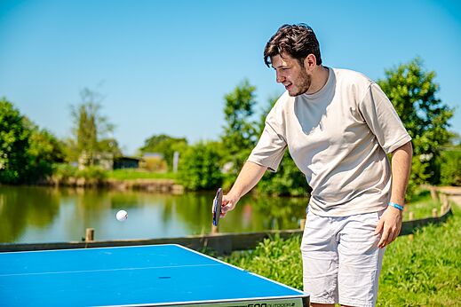 Tenis de mesa al aire libre en el camping CAPFUN Pachy en FOSSES LA VILLE.