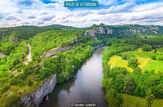 Valle del Dordoña, río serpenteante y acantilados verdes cerca de Souillac.