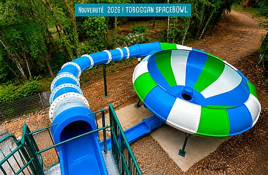 Nuevo tobogán Spacebowl azul y verde en el camping VAGUES OCEANES Paille Basse en Souillac (46).
