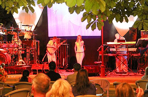 Grupo musical en concierto, animaci�n nocturna en el camping VAGUES OCEANES Paille Basse en Souillac (46).