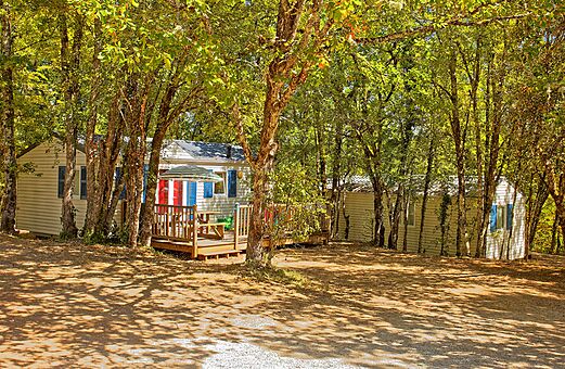 Mobil-home sombreado con terraza de madera en el camping VAGUES OCEANES Paille Basse.