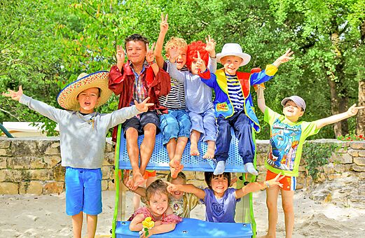 Niños alegres en actividad de animación en el parque infantil del camping VAGUES OCEANES Paille Basse en Souillac (46).