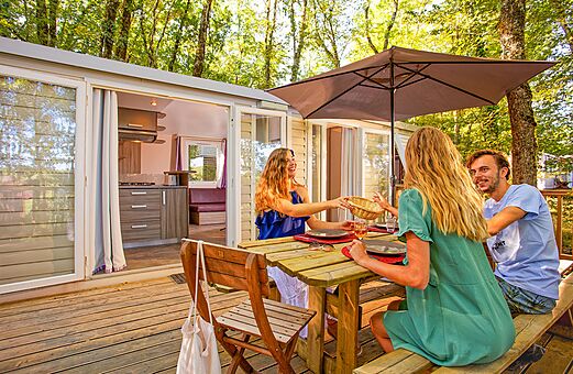 Mobil-home moderno con terraza y comida familiar en el camping VAGUES OCEANES.