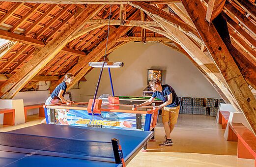 Air hockey en el camping VAGUES OCEANES Paille Basse en Souillac (46).