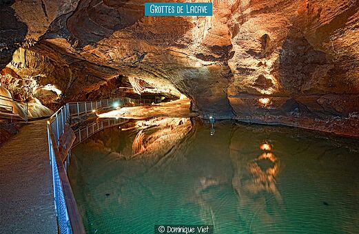 Interior de las Cuevas de Lacave con lago subterráneo y sendero, Lot.