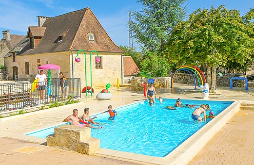 Piscina exterior y juegos acuáticos infantiles en camping VAGUES OCEANES Paille Basse en Souillac (46).