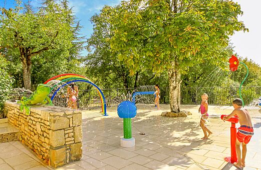 Juegos acuáticos para niños en el camping VAGUES OCEANES Paille Basse en Souillac (46).