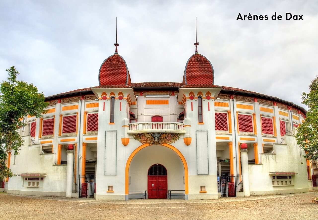 Plaza de toros de Dax, monumento histórico con arquitectura distintiva, para visitar cerca del camping.