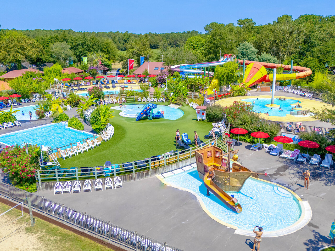 Piscinas, toboganes y juegos acu�ticos en el camping CAPFUN Paillotte en AZUR (40).