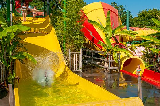 Toboganes acu�ticos gigantes amarillos y rojos con ni�os en el camping CAPFUN Paillotte en AZUR (40).
