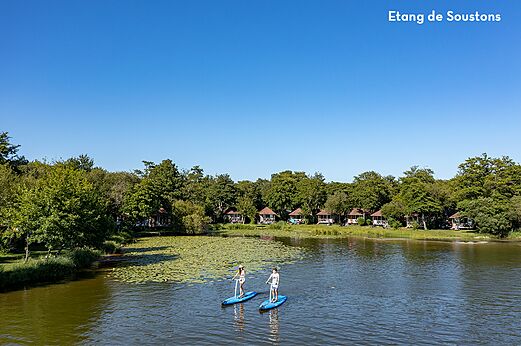 Estanque de Soustons con practicantes de paddleboard, lugar para visitar cerca del camping.