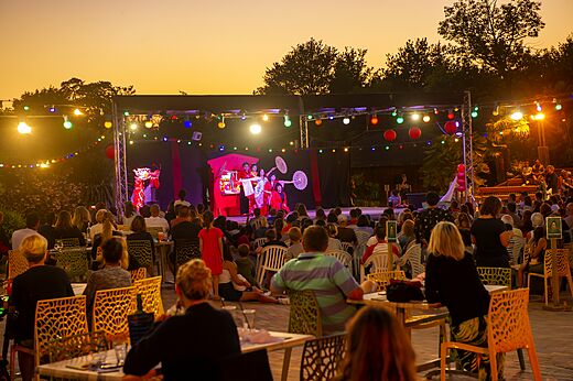 Espectáculo nocturno con bailarines y público en el camping CAPFUN Paillotte en AZUR (40).
