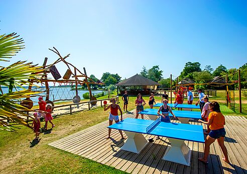 Mesas de ping-pong y zona de juegos en camping CAPFUN Paillotte en AZUR (40).
