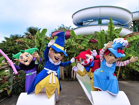 Mascotas y toboganes acuáticos en el camping CAPFUN Paillotte en AZUR (40).