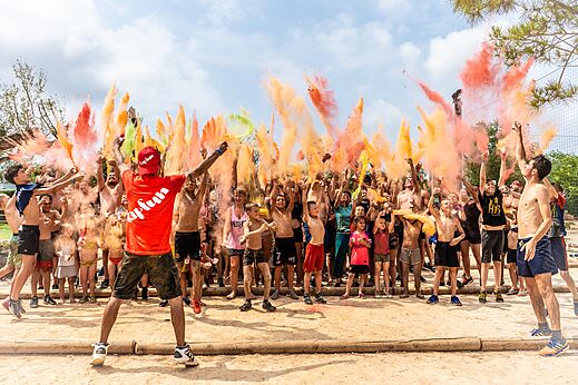 Animación colorida con lanzamiento de polvos por los veraneantes en el camping CAPFUN Paillotte en AZUR (40).