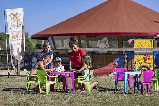 Actividad infantil con animadora en el club, en el camping CAPFUN Paillotte en AZUR (40).