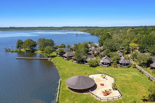 Vista a�rea camping, Mobil-homes, zona de juegos, lago. CAPFUN Paillotte AZUR (40).
