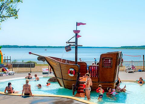 Zona de juegos acu�ticos con barco pirata y piscina en el camping CAPFUN Paillotte en AZUR (40).