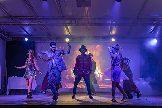 Espectáculo de bailarines disfrazados en escenario animado en el camping CAPFUN Paillotte en AZUR (40).