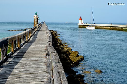 Largo muelle de madera y faros del puerto de Capbreton, Landas.