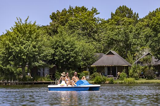 Bote a pedales con tres personas en el lago del camping CAPFUN Paillotte en AZUR (40).