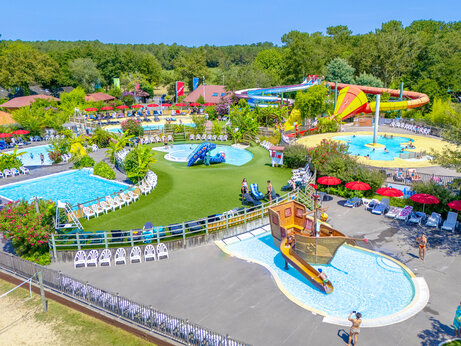 Piscinas, toboganes y juegos acuáticos en el camping CAPFUN Paillotte en AZUR (40).
