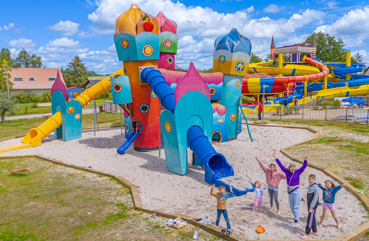 Gran parque infantil y parque acu�tico en el camping CAPFUN Palais de Gaufrette en R�mering les Puttelange (57).
