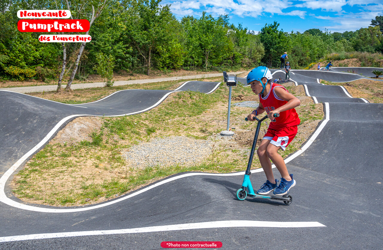 Pumptrack moderno con ni�o en patinete en el camping CAPFUN Palais de Gaufrette en R�mering les Puttelange (57).
