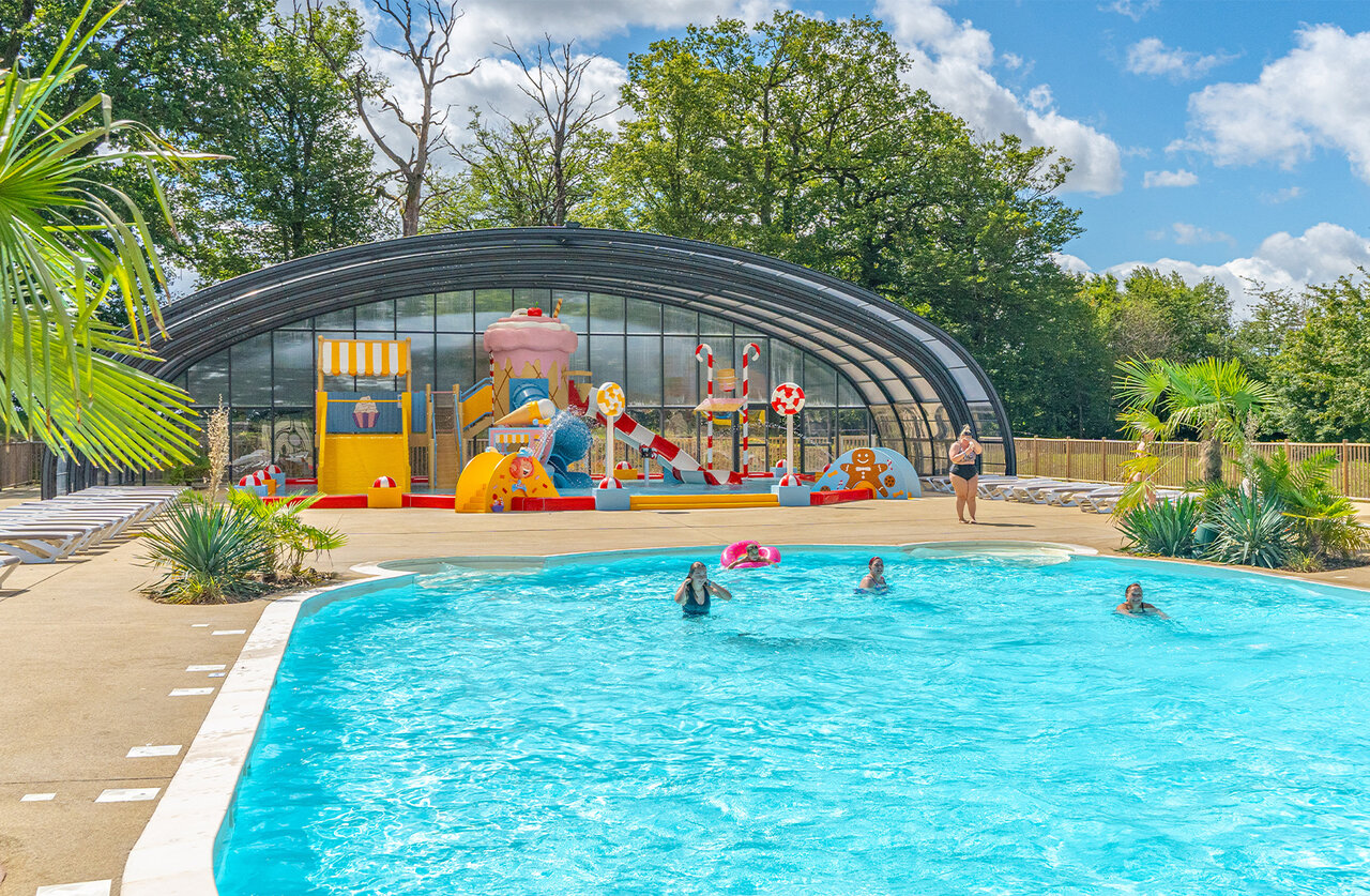 Piscina exterior, juegos acu�ticos cubiertos en el camping CAPFUN Palais de Gaufrette (57).