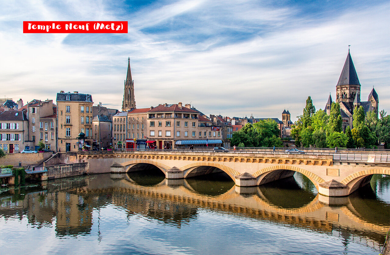 Templo Nuevo de Metz y puente sobre el Mosela, lugar para visitar en Lorena.