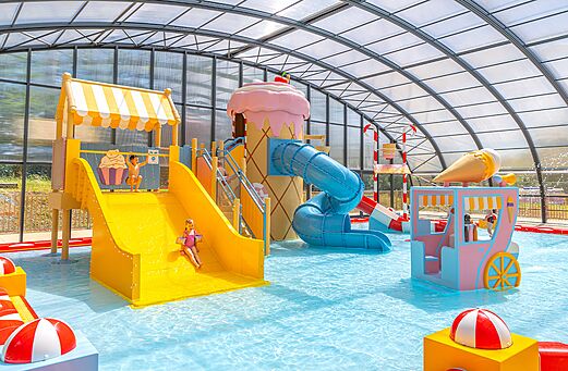 Piscina cubierta con toboganes y juegos acu�ticos en el camping CAPFUN Palais de Gaufrette en R�mering les Puttelange (57).