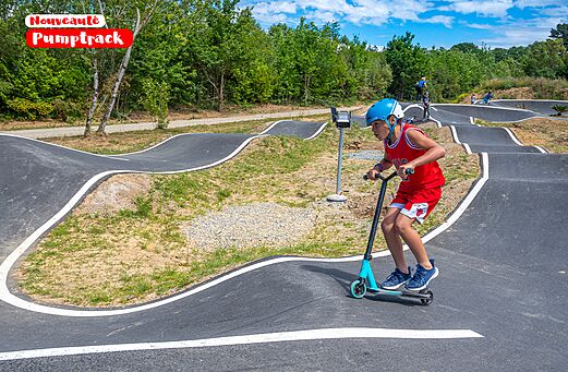 Pumptrack con ni�o en patinete en el camping CAPFUN Palais de Gaufrette.