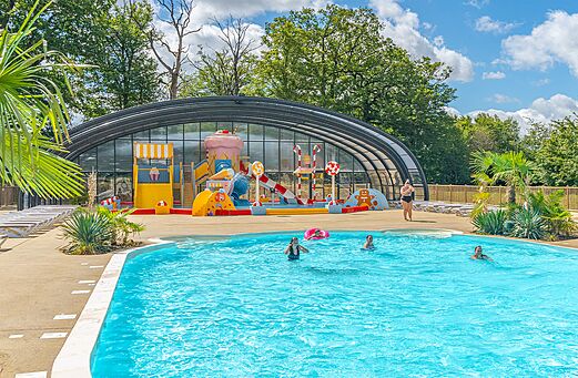Piscina exterior y juegos acu�ticos cubiertos en el camping CAPFUN Palais de Gaufrette (57).
