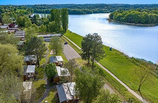 Vista a�rea del camping, Mobil-homes y lago en CAPFUN Palais de Gaufrette (57).