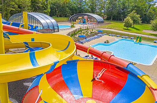 Toboganes acu�ticos gigantes y piscinas exteriores en el camping CAPFUN Palais de Gaufrette en R�mering.