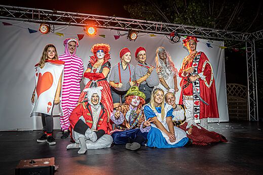 Espect�culo de animaci�n disfrazado en el escenario del camping CAPFUN Palais de Gaufrette en R�mering les Puttelange (57).