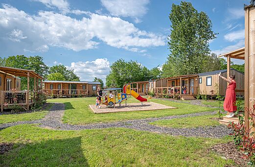 Casas m�viles de madera y zona de juegos en el camping CAPFUN Palais de Gaufrette en R�mering les Puttelange (57).