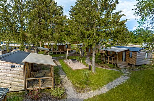 Mobil-homes de madera, terrazas, �rea de juegos, camping CAPFUN Palais de Gaufrette.