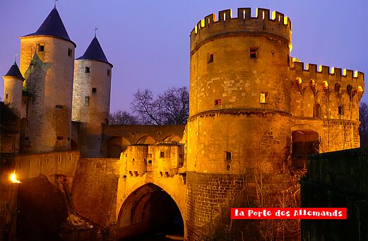 La Porte des Allemands, puente fortificado medieval iluminado en Metz, lugar hist�rico a visitar.