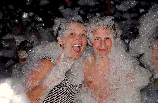 Fiesta de espuma animada con adultos y adolescentes en el camping CAPFUN Palais de Gaufrette en R�mering les Puttelange (57).